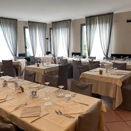 Del Mera-ristorante Da Lui מלון 2*